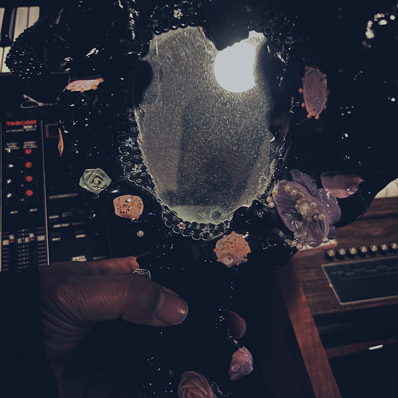 Maneka - Bathes and listens (LP)